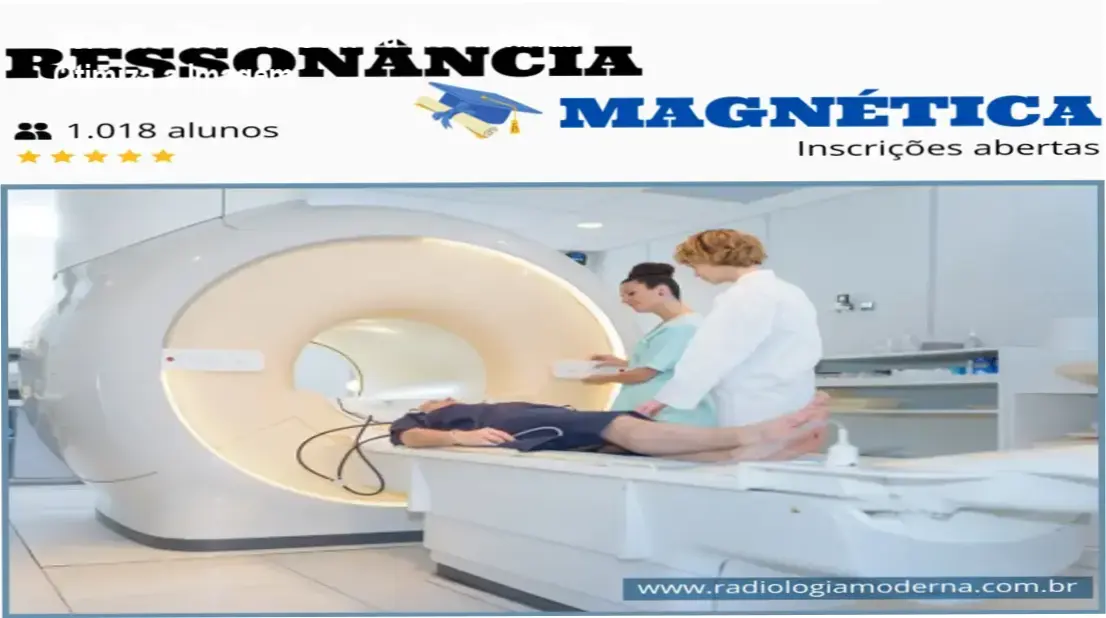 Profissional de radiologia estudando protocolos de posicionamento no curso de Ressonância Magnética Online